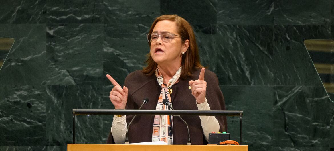 La ministra de Relaciones Exteriores de El Salvador, Alexandra Hill Tinoco, pronuncia un discurso oficial desde un podio que ostenta el emblema de las Naciones Unidas .