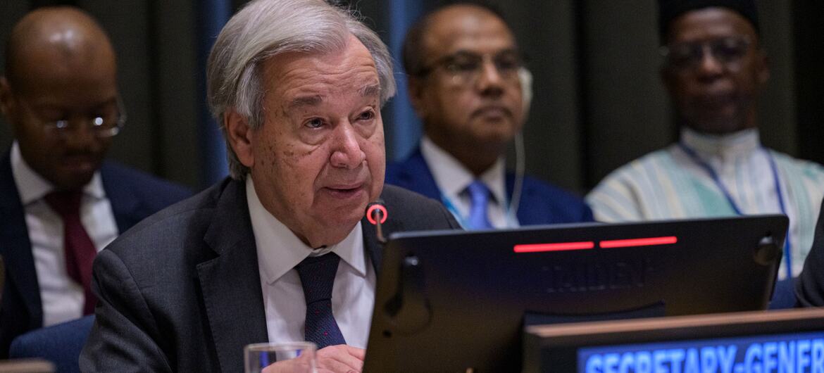El secretario general de la ONU, António Guterres, interviene en una sesión plenaria de las Naciones Unidas , sentado en una mesa con micrófono y una placa con su nombre, mientras los delegados escuchan detrás de él.