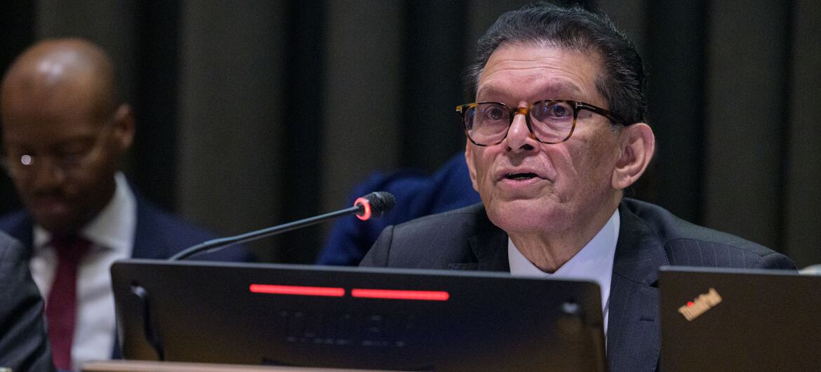 Khalilur Rahman interviene en una sesión plenaria de la Asamblea General de las Naciones Unidas , con una placa que indica "Presidente de la Asamblea General" frente a él.