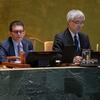 Председатель Генеральной Ассамблеи ООН Халилур Рахман выступает за мраморным столом во время заседания, рядом с ним сидит другой мужчина.