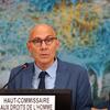 Kamishna Mkuu wa Haki za Binadamu UN Volker Türk akizungumza kwenye jukwaa wakati wa kikao cha UN Human Rights Council huko Geneva, huku bamba la jina la Kifaransa likiwa na maandishi Haut-Commissaire aux droits de l'homme.