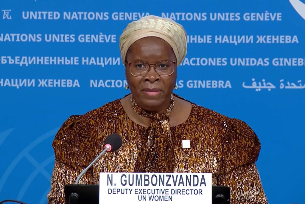 N. Gumbonzvanda, aliyetambuliwa kwa jina la Naibu Mkurugenzi Mtendaji wa UN Women, akizungumza kwenye jukwaa mbele ya mandhari ya bluu UMOJA WA MATAIFA Geneva.