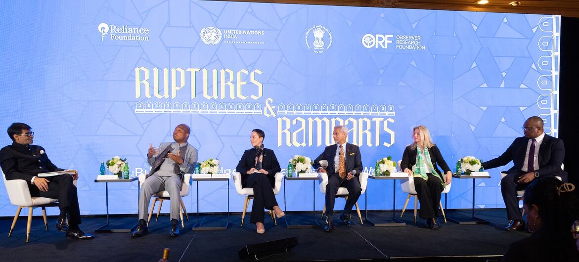 United Nations महासभा के भारत दिवस कार्यक्रम के दौरान मंच पर छह प्रतिनिधि एक पंक्ति में बैठे हैं, जिनके पृष्ठभूमि में रिलायंस फाउंडेशन और ऑब्जर्वर रिसर्च फाउंडेशन के लोगो दिखाई दे रहे हैं।