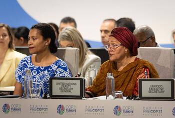 Amina J. Mohammed, Secretária-Geral Adjunta das Nações Unidas , e outra autoridade sentadas à mesa do painel do Pacífico sobre Fiji/Tuvalu na pré-COP31 em Antalya, com placas de identificação e a marca COP31 Turkiye.