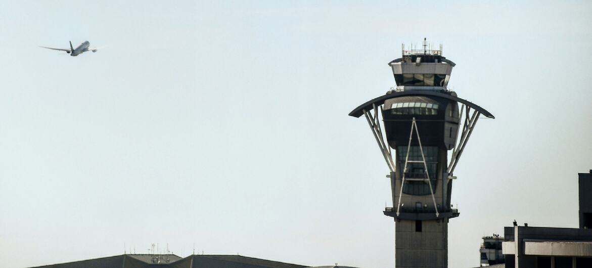 Why do planes keep circling before landing? The UN has a plan to fix it