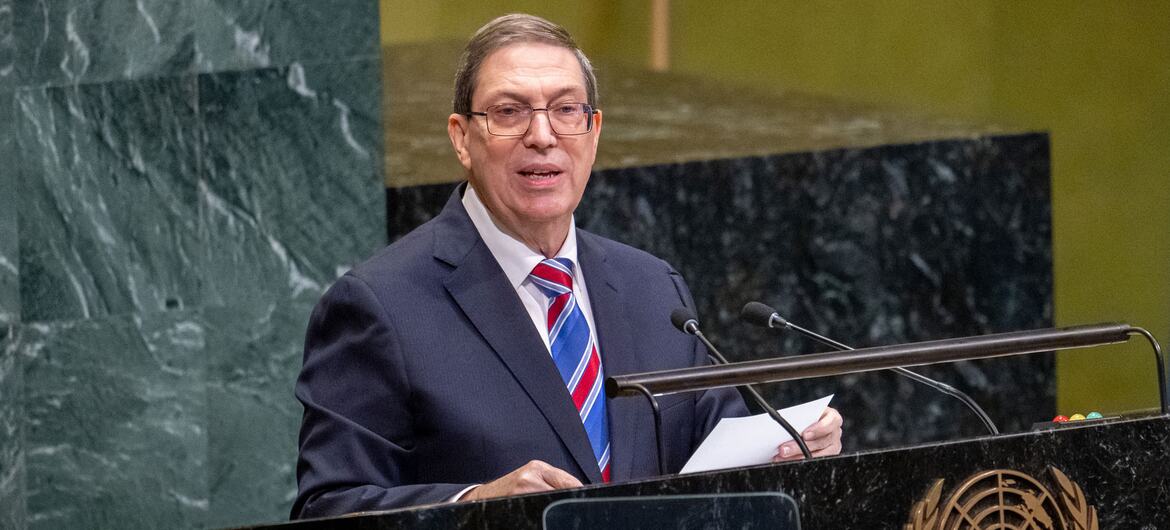 古巴外交部长布鲁诺·爱德华多·罗德里格斯·帕里利亚在联合国上站在印有United Nations徽章的讲台上发表讲话。