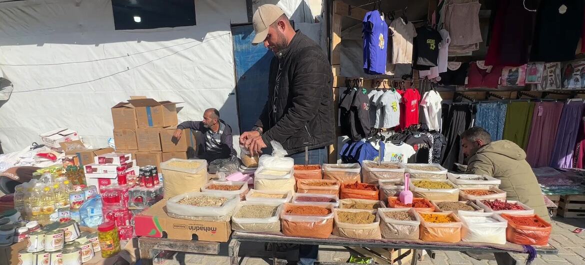 الشاب الفلسطيني عبد الله الخواجا، خريج الهندسة الكهربائية، يعمل بائع توابل في سوق في خان يونس - جنوب غزة.