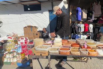 الشاب الفلسطيني عبد الله الخواجا، خريج الهندسة الكهربائية، يعمل بائع توابل في سوق في خان يونس - جنوب غزة.