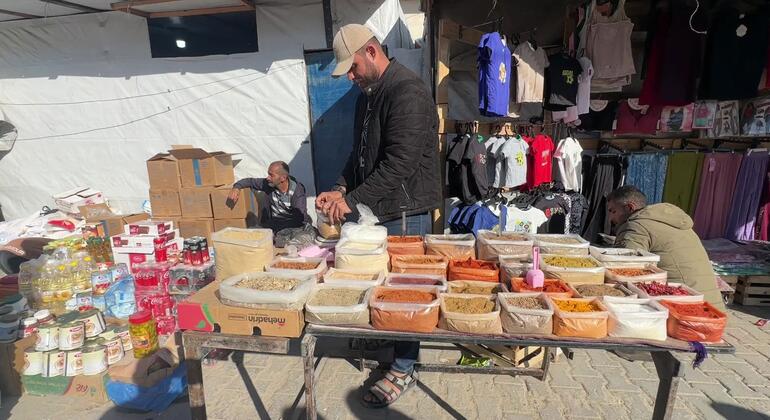 غزة - انهيار اقتصادي يدفع السكان إلى "اقتصاد البقاء"