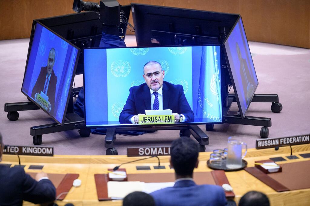Ramiz Alakbarov anaonekana kwenye skrini kubwa wakati wa mkutano wa Baraza la Usalama la Umoja wa Mataifa huko New York, akitoa taarifa kuhusu hali ya Mashariki ya Kati.