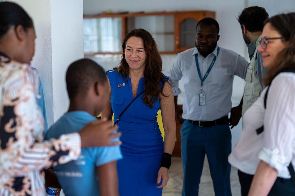 Vanessa Frazier, Représentante spéciale du Secrétaire général de l'ONU pour les enfants et les conflits armés, visite le Centre de transit et d'orientation de l'IBESR en Haïti avec une délégation.