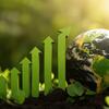 الأسهم الخضراء التي تشير للأعلى ترتفع من التربة بين النباتات، بجانب الكرة الأرضية، ترمز إلى النمو الاقتصادي المستدام والمسؤولية البيئية.