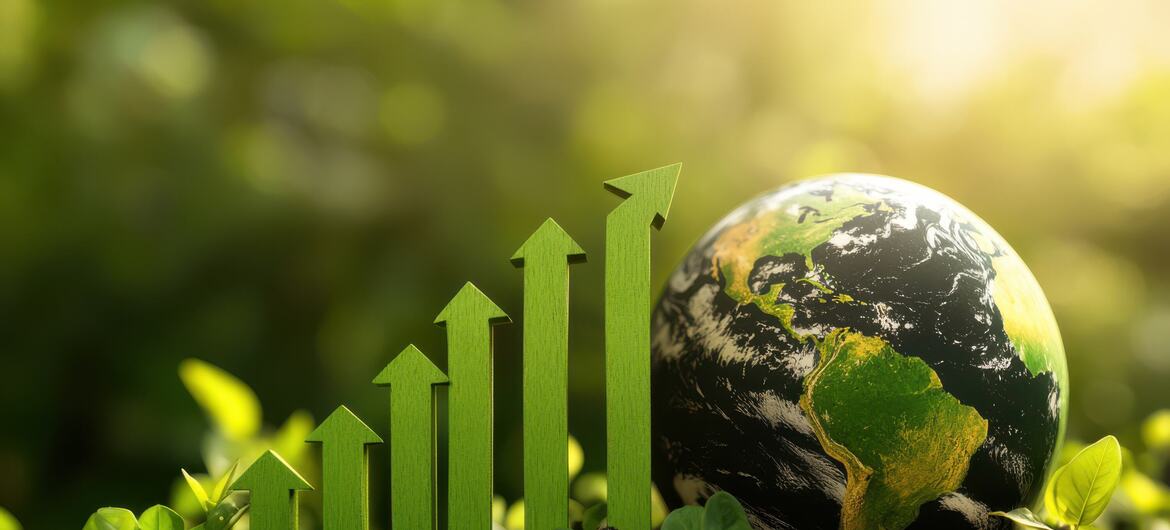 As setas verdes apontando para cima sobem do solo entre as plantas, ao lado de um globo, simbolizando o crescimento económico sustentável e a responsabilidade ambiental.