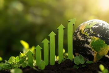 Las flechas verdes que apuntan hacia arriba se elevan desde el suelo entre las plantas, junto a un globo, simbolizando el crecimiento económico sostenible y la responsabilidad ambiental.
