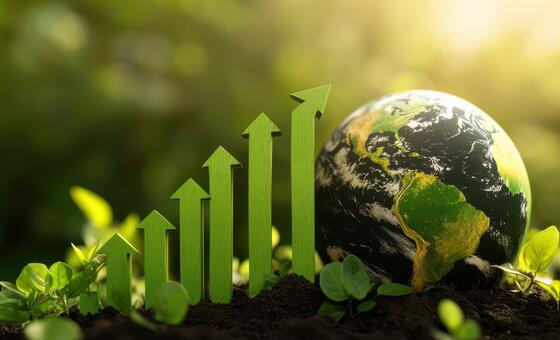 As setas verdes apontando para cima sobem do solo entre as plantas, ao lado de um globo, simbolizando o crescimento económico sustentável e a responsabilidade ambiental.