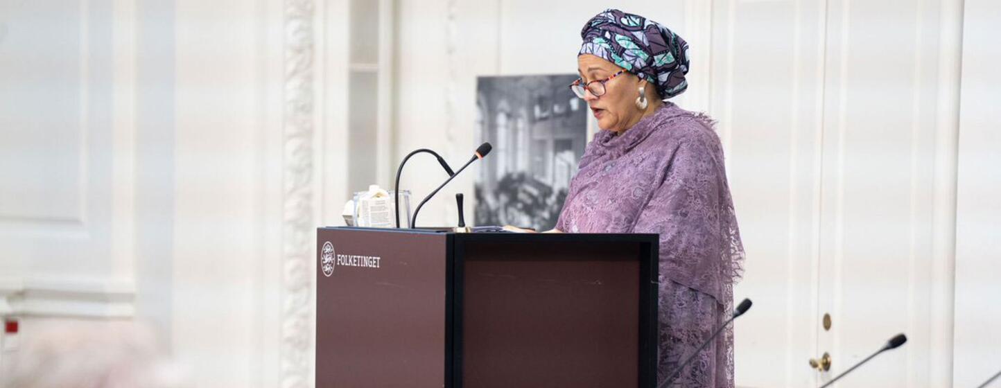 Amina Mohammed, secrétaire générale adjointe des Nations Unies, prononçant un discours à Folketinget au Danemark, en faveur de la paix mondiale, du développement durable et de la protection de la Charte des Nations Unies.