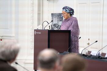 Amina Mohammed, secrétaire générale adjointe des Nations Unies, prononçant un discours à Folketinget au Danemark, en faveur de la paix mondiale, du développement durable et de la protection de la Charte des Nations Unies.