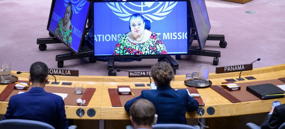 Hanna Serwaa Tetteh, Représentante spéciale du Secrétaire général pour la Libye, apparaît sur les écrans alors qu'elle informe le Conseil de sécurité de l'ONU de la situation en Libye.