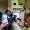 Wawakilishi wa MONUSCO wanaelezea mfumo wa umeme wa jua kwa kikundi cha waandishi wa habari huko Ituri, DRC.