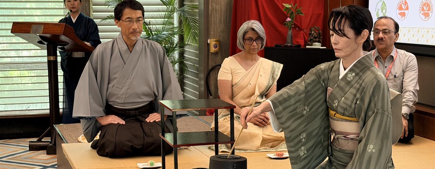 ‘चाडो’, यानी जापानी चाय पद्धति के प्रदर्शन में अतिथियों को सदियों पुरानी जापानी चाय परम्परा के दर्शन, रीति-रिवाज़ों, बर्तनों और शिष्टाचार से परिचित कराया गया.