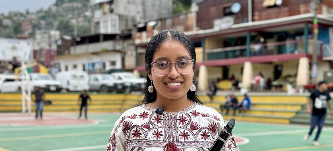 Berenice Cruz, clarinetista zapoteca de CECAM, sonríe mientras sostiene un clarinete en Santa María Tlahuitoltepec, Oaxaca, México.