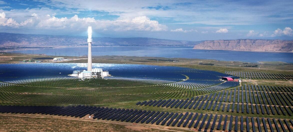 一座庞大的太阳能发电厂,拥有一排的太阳能电池板和一个发光的太阳能塔.