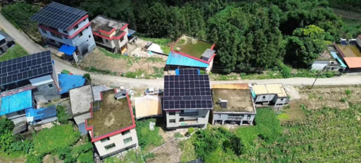 一个有太阳能电池板装备的多个房子的农村,