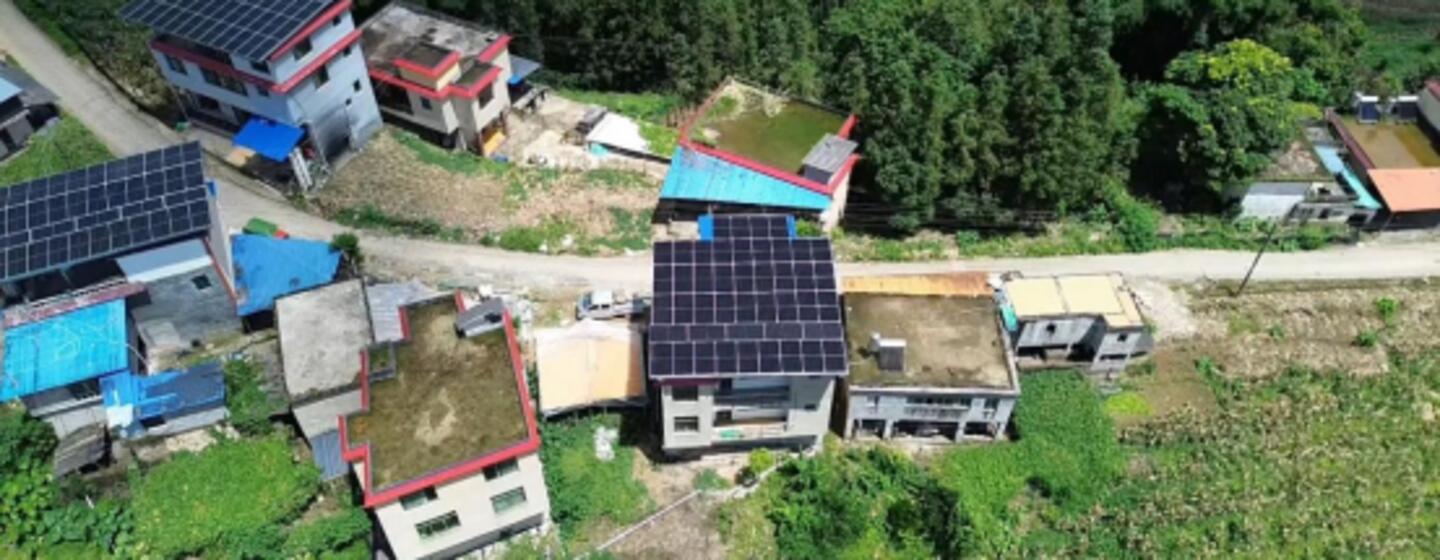 一个有太阳能电池板装备的多个房子的农村,