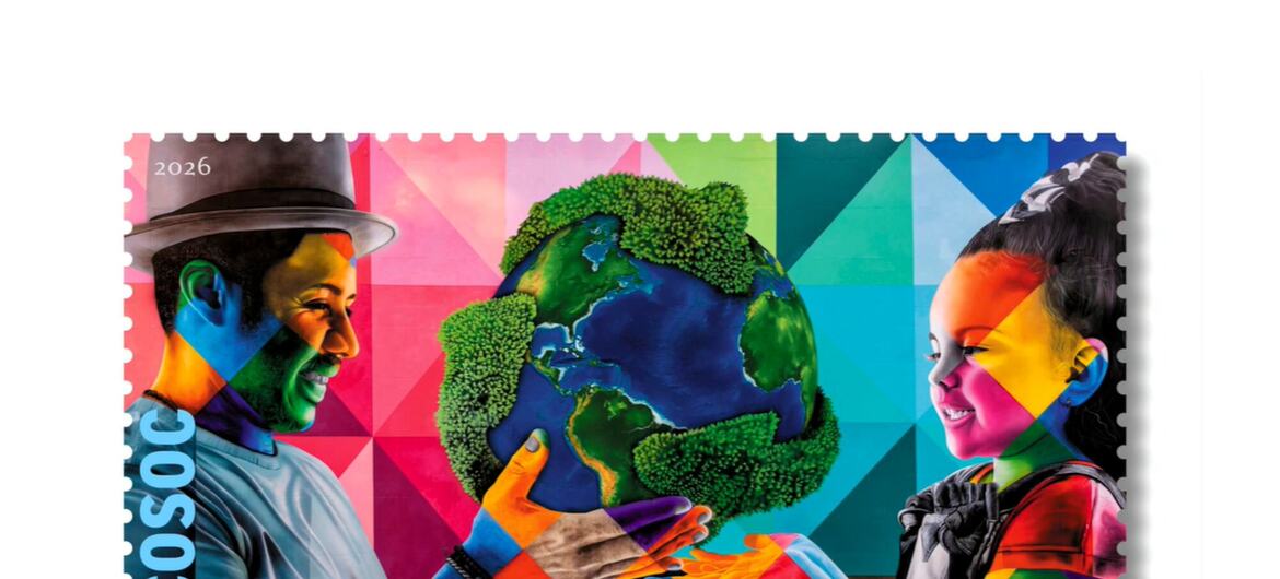 Um colorido selo da ONU Ecosoc 2026 com duas pessoas segurando um globo coberto de verde, simbolizando o desenvolvimento sustentável e a unidade global.