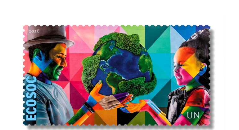 Um colorido selo da ONU Ecosoc 2026 com duas pessoas segurando um globo coberto de verde, simbolizando o desenvolvimento sustentável e a unidade global.