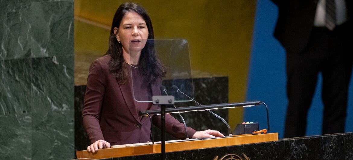 Annalena Baerbock, présidente de l'Assemblée générale, prononce un discours à l'Assemblée générale des Nations unies lors de la réunion commémorative de la Journée internationale pour l'élimination de la discrimination raciale.