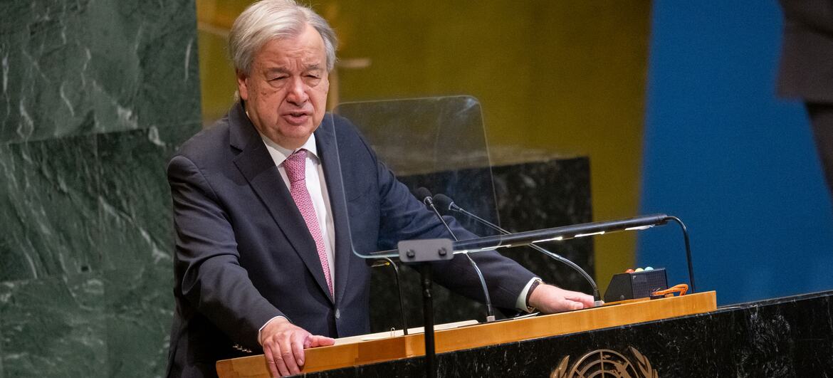 Secrétaire général António Guterres s'exprimant sur un podium lors d'une réunion de l'Assemblée générale des Nations unies.