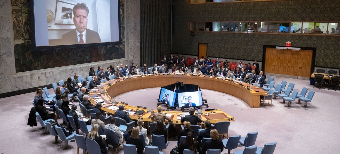 Tom Fletcher, sous-secrétaire général chargé des affaires humanitaires, s'exprimant virtuellement sur le grand écran.