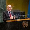 Volker Türk, haut-commissaire des Nations unies aux droits de l'homme, chauve avec des lunettes, un costume et une cravate rouge, s'exprime sur un podium avec l'emblème de l'ONU lors d'une réunion commémorative de l'Assemblée générale de l'ONU.