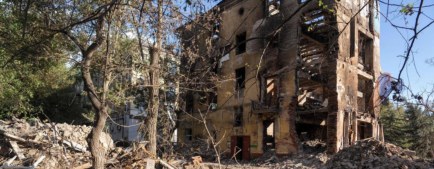 Les ruines d'un immeuble résidentiel détruit par des bombardements se dressent à côté d'un terrain de jeux pour enfants à Druzhkivka, dans la région de Donetsk, en Ukraine. Les décombres, les murs effondrés et le métal tordu dominent la zone, un rappel frappant des risques auxquels les familles sont confrontées dans les communautés de première ligne de l'est de l'Ukraine.