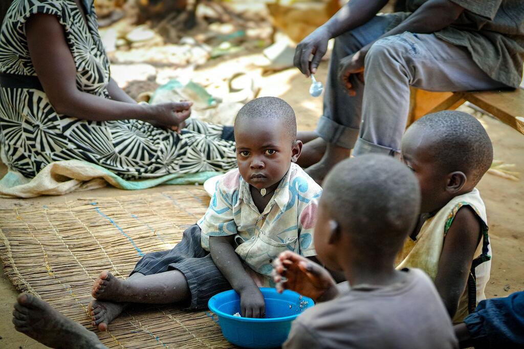 La scène dépeint l'impact de l'insécurité alimentaire et la réduction de l'aide aux familles dans la colonie.