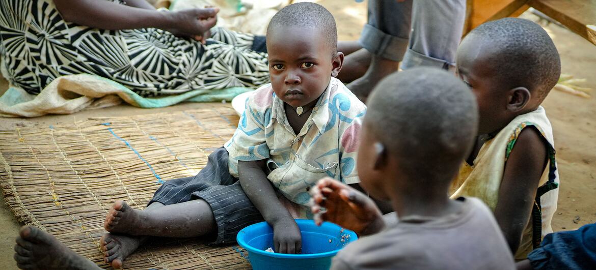 La scène dépeint l'impact de l'insécurité alimentaire et la réduction de l'aide aux familles dans la colonie.