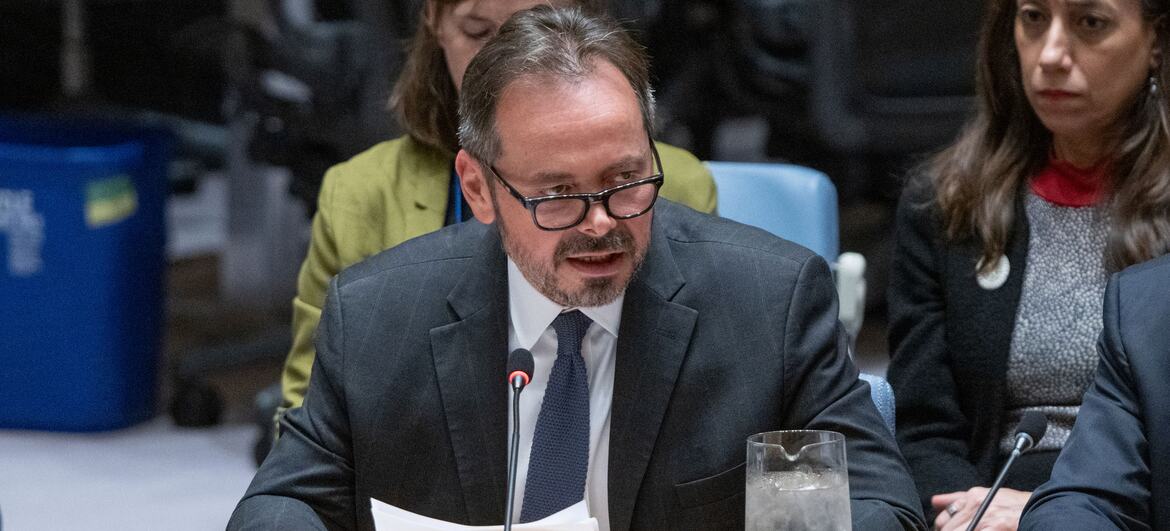 Carlos Ruiz Massieu, Représentant spécial du Secrétaire général pour Haïti, informe le Conseil de sécurité de l'ONU de la situation en Haïti. Jack Christofides est assis à côté de lui.