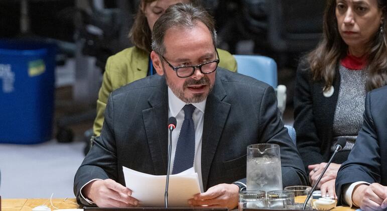 كارلوس رويز ماسيو، الممثل الخاص للأمين العام في هايتي، يقدّم إلى مجلس الأمن التابع للأمم المتحدة إحاطةً حول الوضع في هايتي. يجلس جاك كريستوفيدس إلى جانبه.