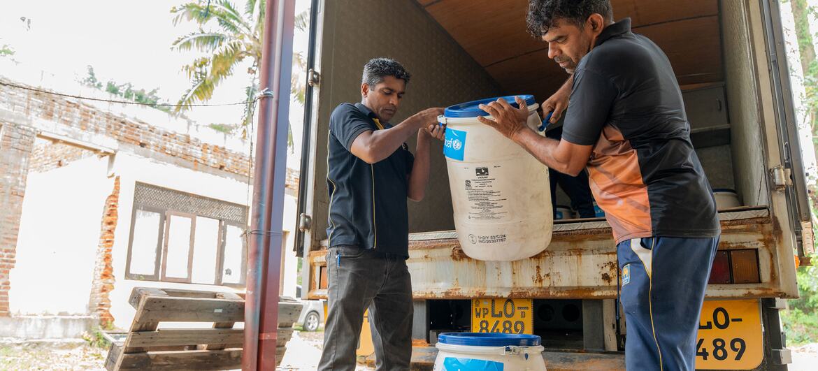 Oficiales de la RMSD en Angoda, Sri Lanka, recibiendo una donación de UNICEF de barriles de hipoclorito de calcio el 2 de diciembre de 2025, como parte del proceso de suministro para la respuesta a las inundaciones.