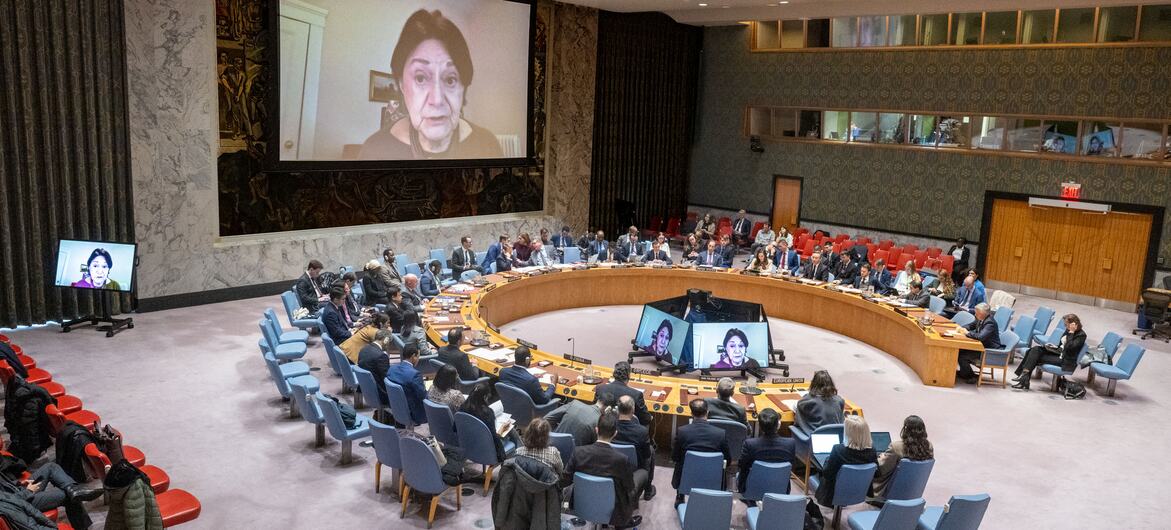 عدم پھیلاؤ کے اجلاس کے دوران اقوام متحدہ کی سلامتی کونسل کے چیمبر کا ایک وسیع شاٹ، نمائندوں کے ساتھ ایک بڑے سرکلر ٹیبل اور ایک بڑی اسکرین کے ارد گرد بیٹھے ہوئے ایک اسپیکر ویڈیو کانفرنس کے ذریعے حصہ لے رہے ہیں.