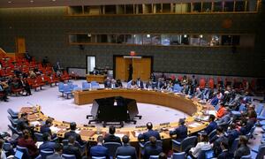 Una reunión formal del Consejo de Seguridad de las Naciones Unidas, con delegados sentados alrededor de una gran mesa circular, para discutir los asuntos internacionales relacionados con Somalia.