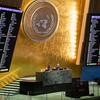 A Assembleia Geral da ONU adota uma resolução sobre o apoio à paz duradoura na Ucrânia, com os resultados da votação exibidos em telas mostrando 107 votos a favor, 12 contra e 51 abstenções.