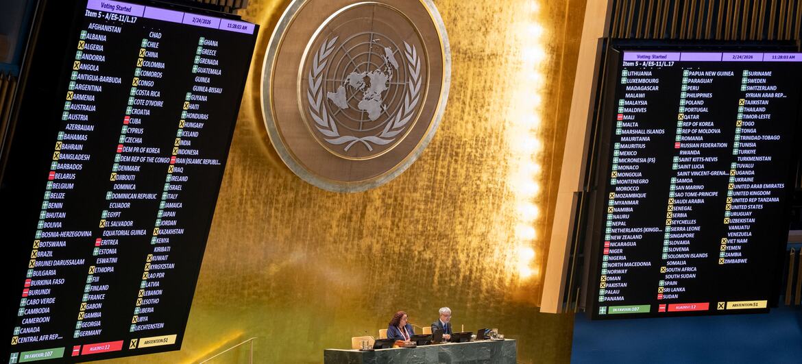 A Assembleia Geral da ONU adota uma resolução sobre o apoio à paz duradoura na Ucrânia, com os resultados da votação exibidos em telas mostrando 107 votos a favor, 12 contra e 51 abstenções.