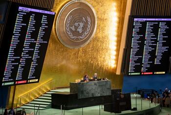 A Assembleia Geral da ONU adota uma resolução sobre o apoio à paz duradoura na Ucrânia, com os resultados da votação exibidos em telas mostrando 107 votos a favor, 12 contra e 51 abstenções.