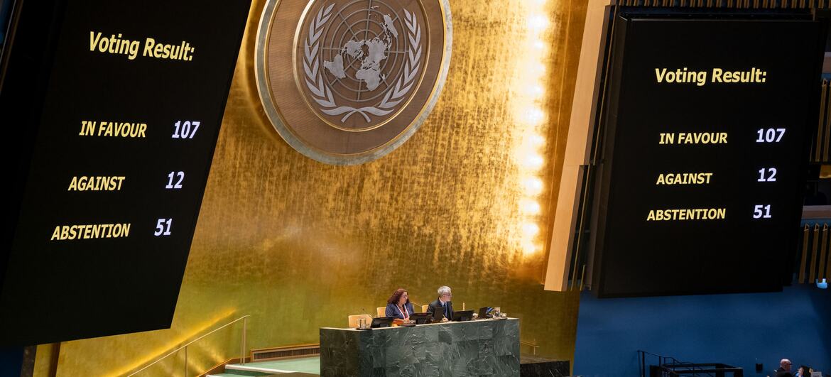 Зал Генеральной Ассамблеи ООН, показывающий результаты голосования за резолюцию о мире в Украине, 107 голосов за, 12 против и 51 воздержание.