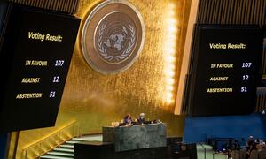 यूक्रेन में शांति पर एक प्रस्ताव के लिए मतदान के परिणाम दिखाते हुए संयुक्त राष्ट्र महासभा हॉल यूक्रेन में शांति पर एक प्रस्ताव के लिए 107 वोटों के साथ, 12 के खिलाफ, और 51 परहेज।