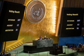 Ukumbi wa Mkutano Mkuu wa Umoja wa Mataifa unaonyesha matokeo ya kupiga kura kwa azimio la amani nchini Ukraine, na kura 107 za kuunga mkono, 12 dhidi, na 51 kujiepusha.