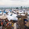 Picha pana ya kambi ya wakimbizi nchini Burundi, ikionyesha makao mengi ya muda na watu waliohamishwa. UNHCR inaomba ufadhili wa haraka wa kusaidia ulinzi wa wakimbizi na ujumuishaji wa wahamiaji wakati wa kuongezeka kwa shinikizo la kibinadamu.