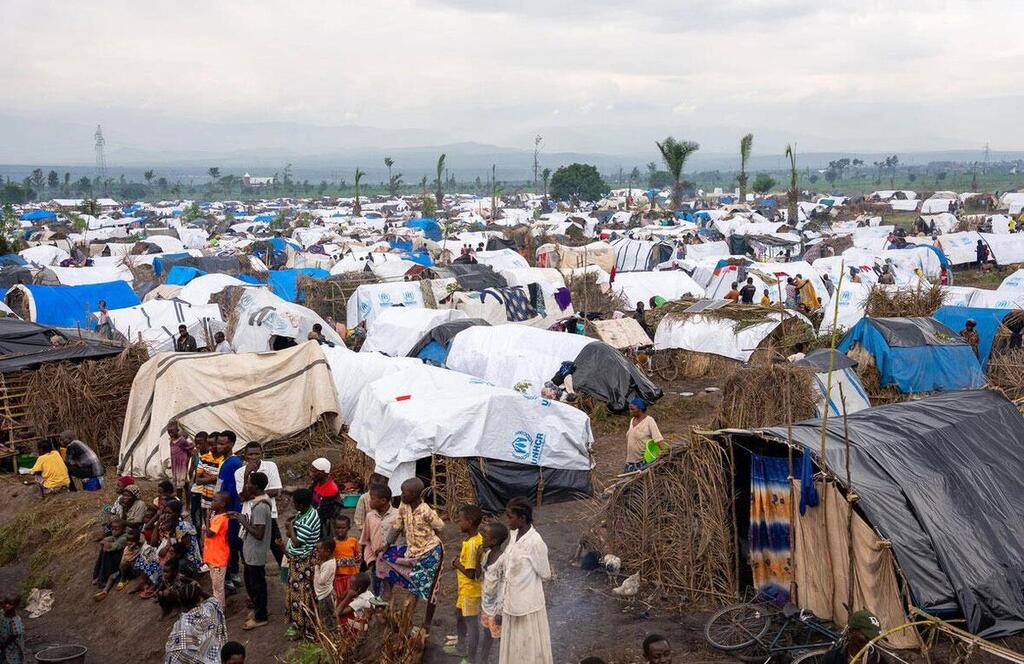 Picha pana ya kambi ya wakimbizi nchini Burundi, ikionyesha makao mengi ya muda na watu waliohamishwa. UNHCR inaomba ufadhili wa haraka wa kusaidia ulinzi wa wakimbizi na ujumuishaji wa wahamiaji wakati wa kuongezeka kwa shinikizo la kibinadamu.